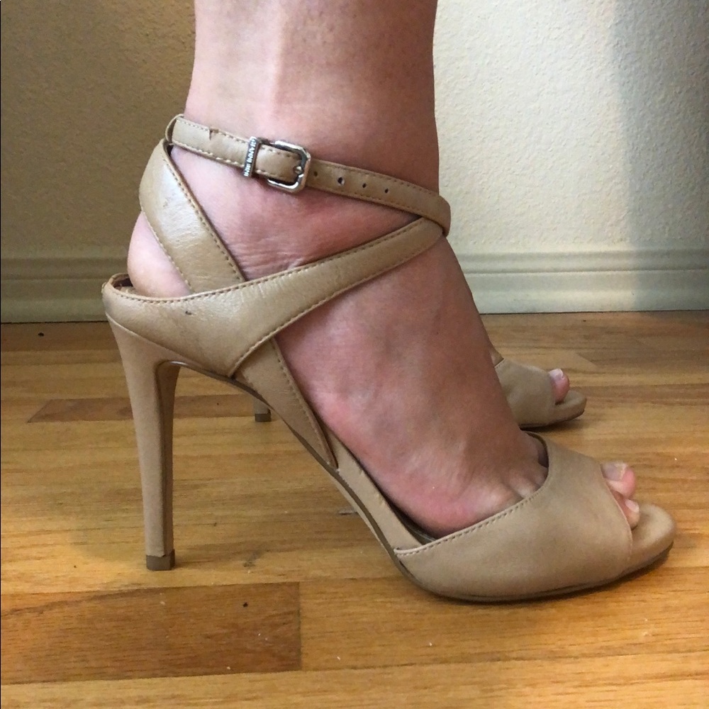 NWOT Gianni Bini Strappy Tan Heels Size 6